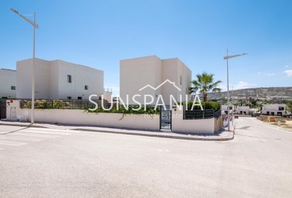 Obra nueva - Chalet -
Algorfa - La Finca Golf