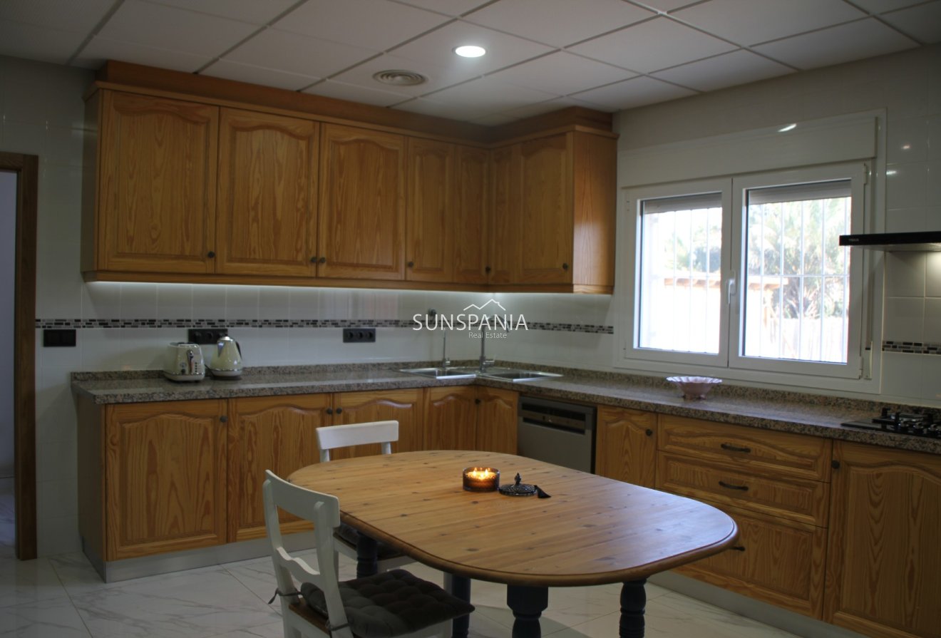 Resale - Villa -
Catral