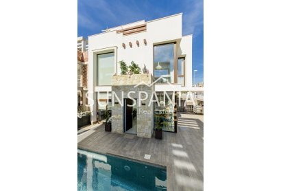 Obra nueva - Chalet -
Los Montesinos - La Herrada