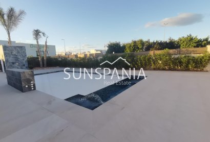 Obra nueva - Chalet -
Los Montesinos - La Herrada