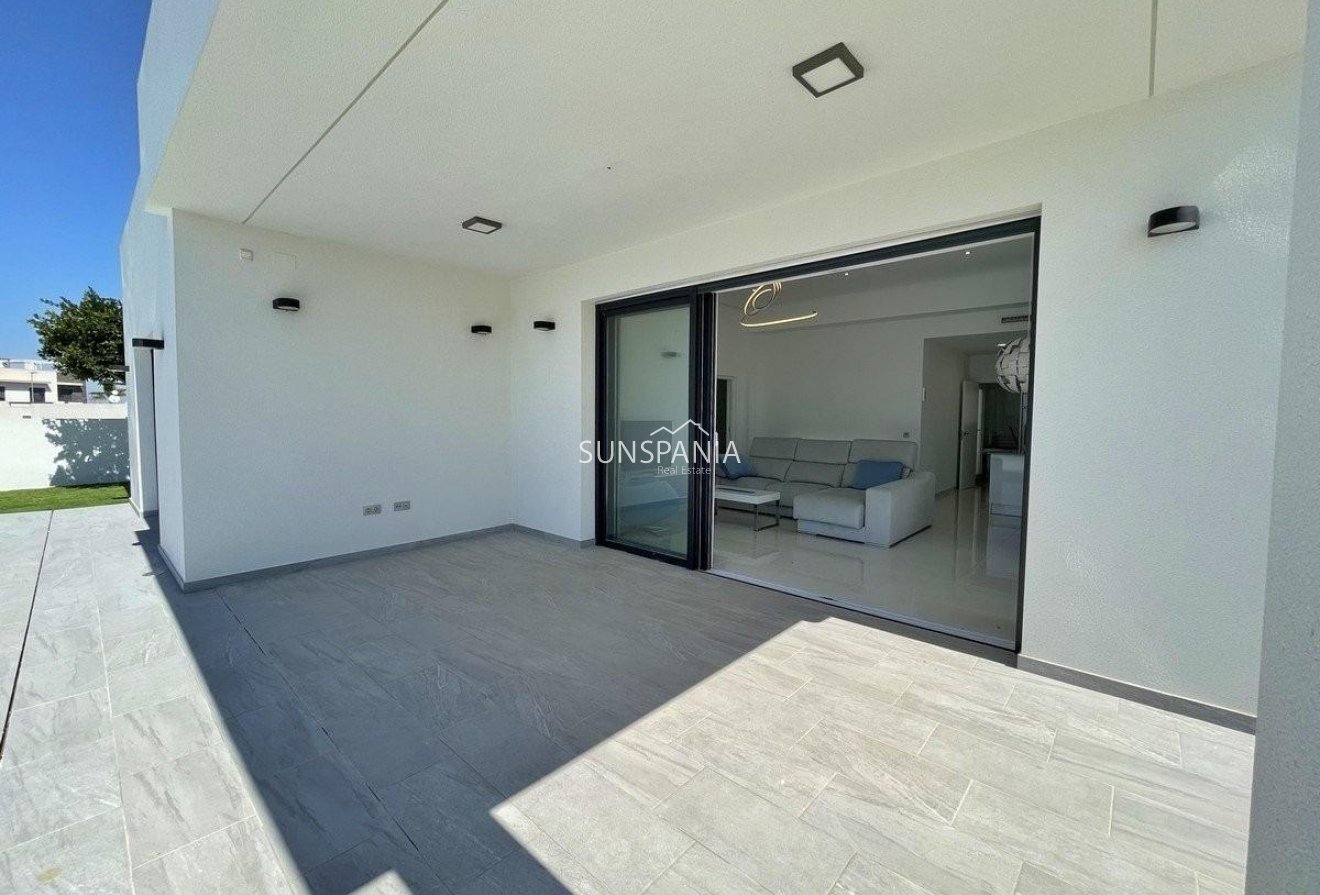Obra nueva - Chalet -
Rafal - polideportivo