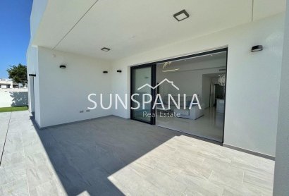Obra nueva - Chalet -
Rafal - polideportivo