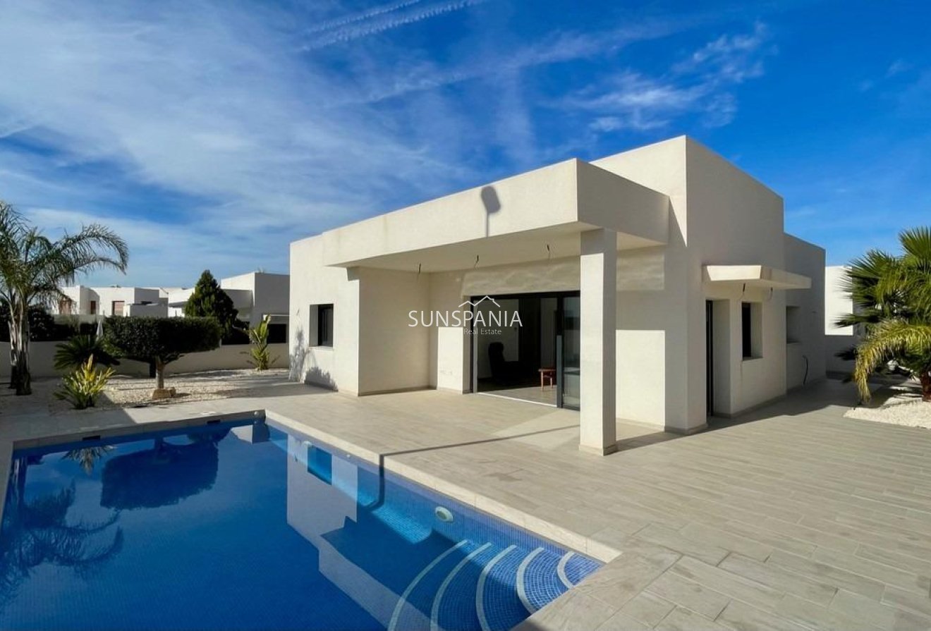 Obra nueva - Chalet -
Rafal - polideportivo