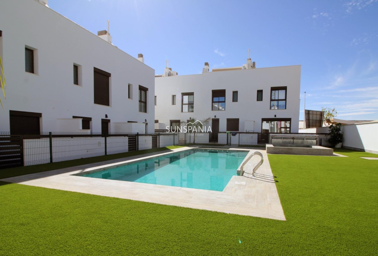 Obra nueva - Chalet -
Pilar de la Horadada - parque Andromeda