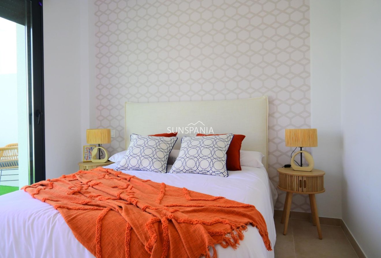 Obra nueva - Chalet -
Dolores - polideportivo