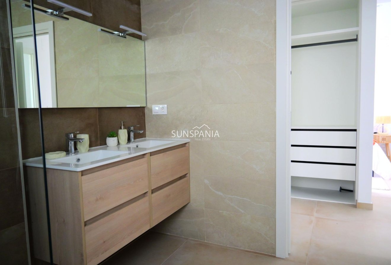 Obra nueva - Chalet -
Dolores - polideportivo