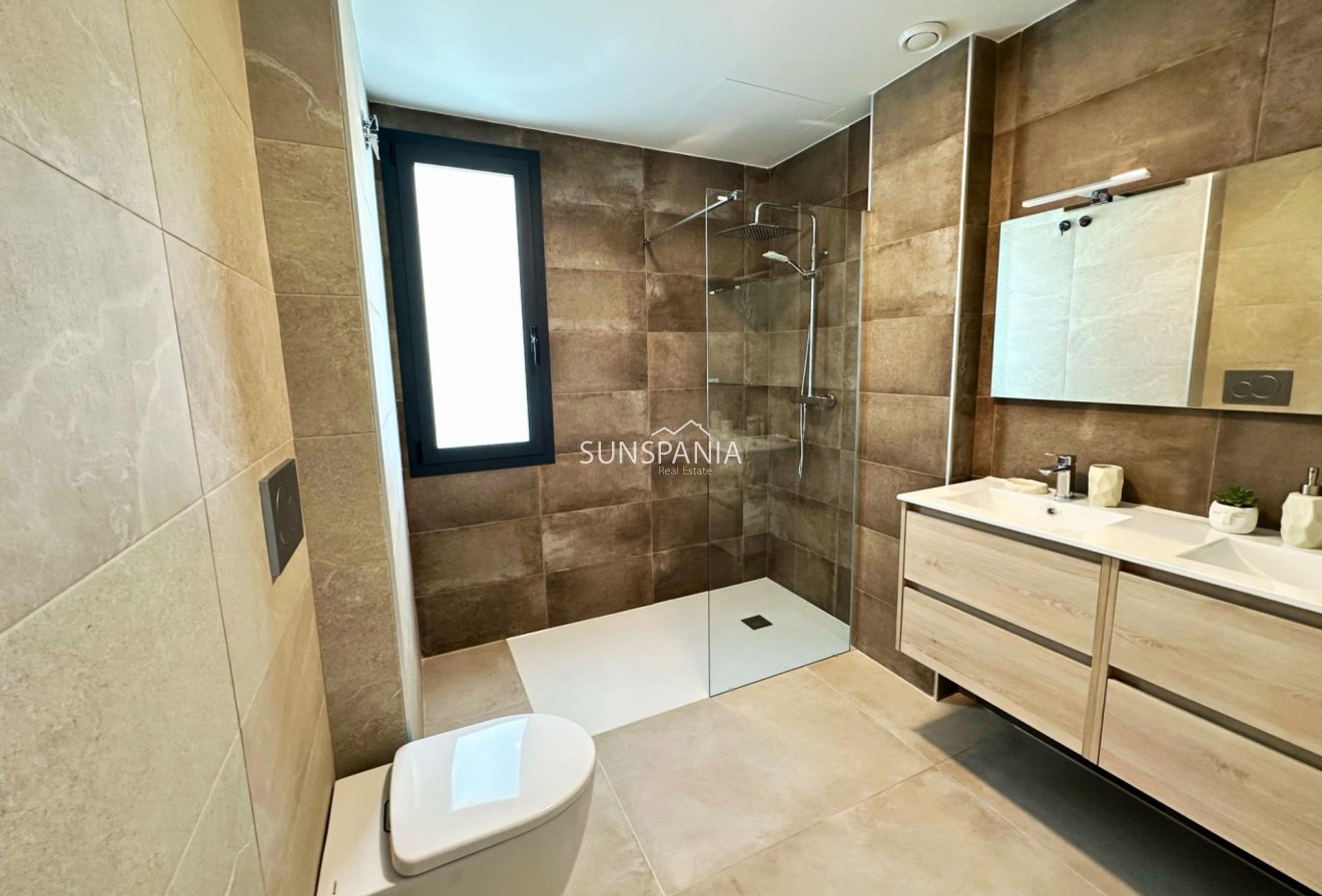 Obra nueva - Chalet -
Dolores - polideportivo