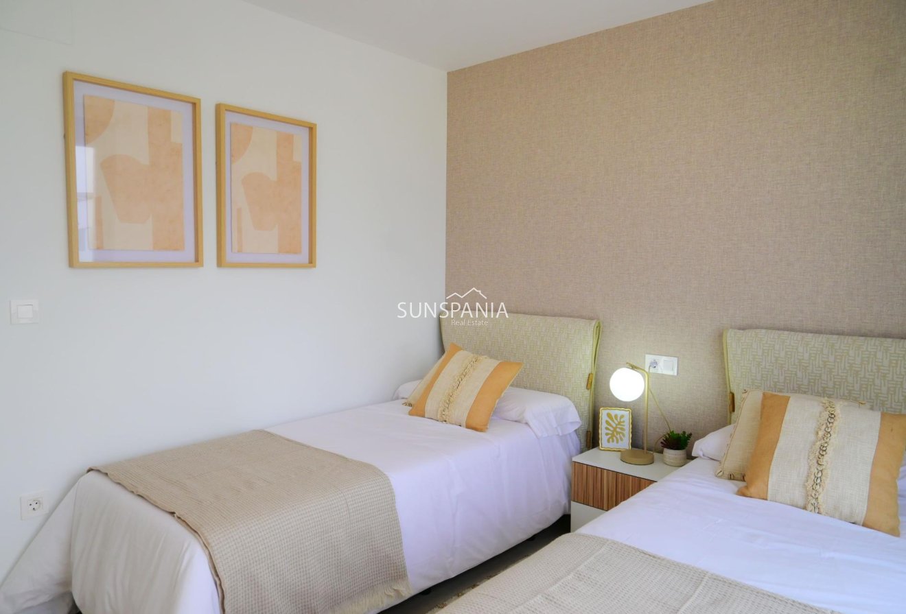 Obra nueva - Chalet -
Dolores - polideportivo