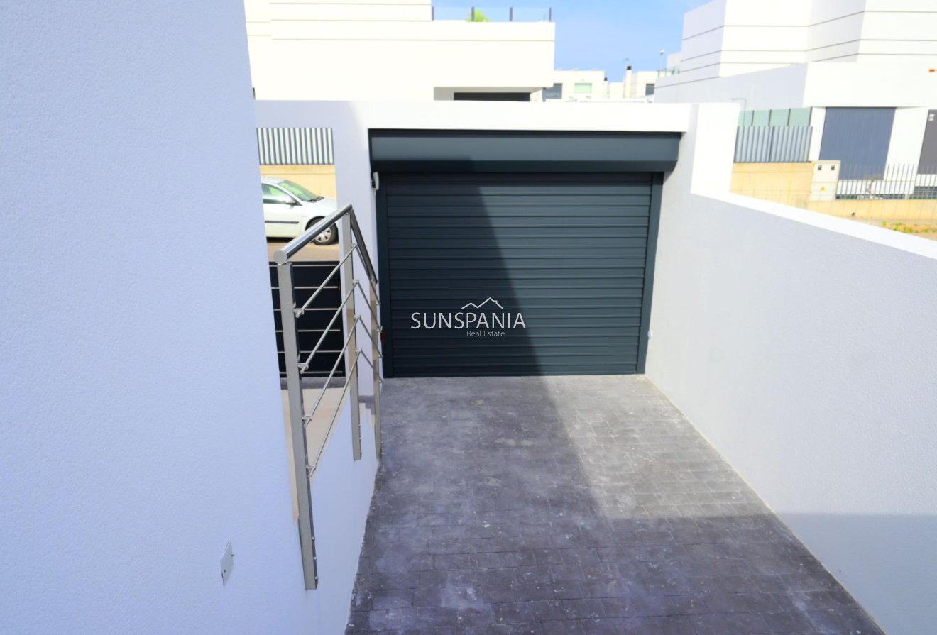 Obra nueva - Chalet -
Dolores - polideportivo