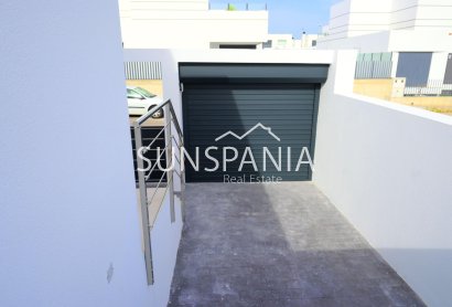 Obra nueva - Chalet -
Dolores - polideportivo