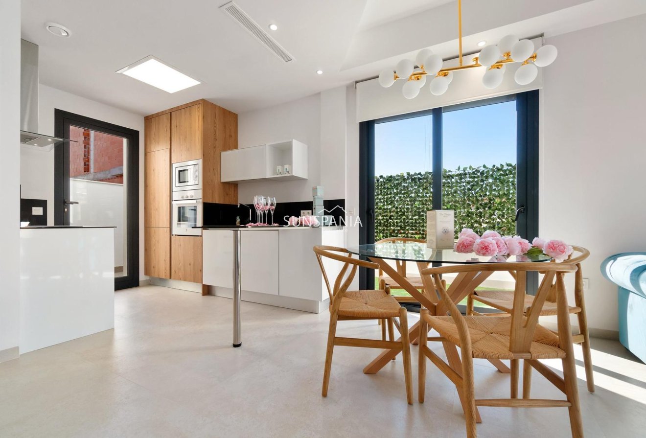 Obra nueva - Chalet -
Los Montesinos - La Herrada