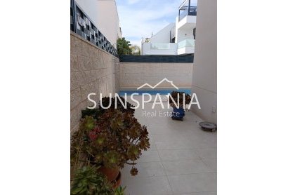 Obra nueva - Chalet -
Benijofar