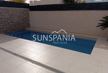 Obra nueva - Chalet -
Benijofar
