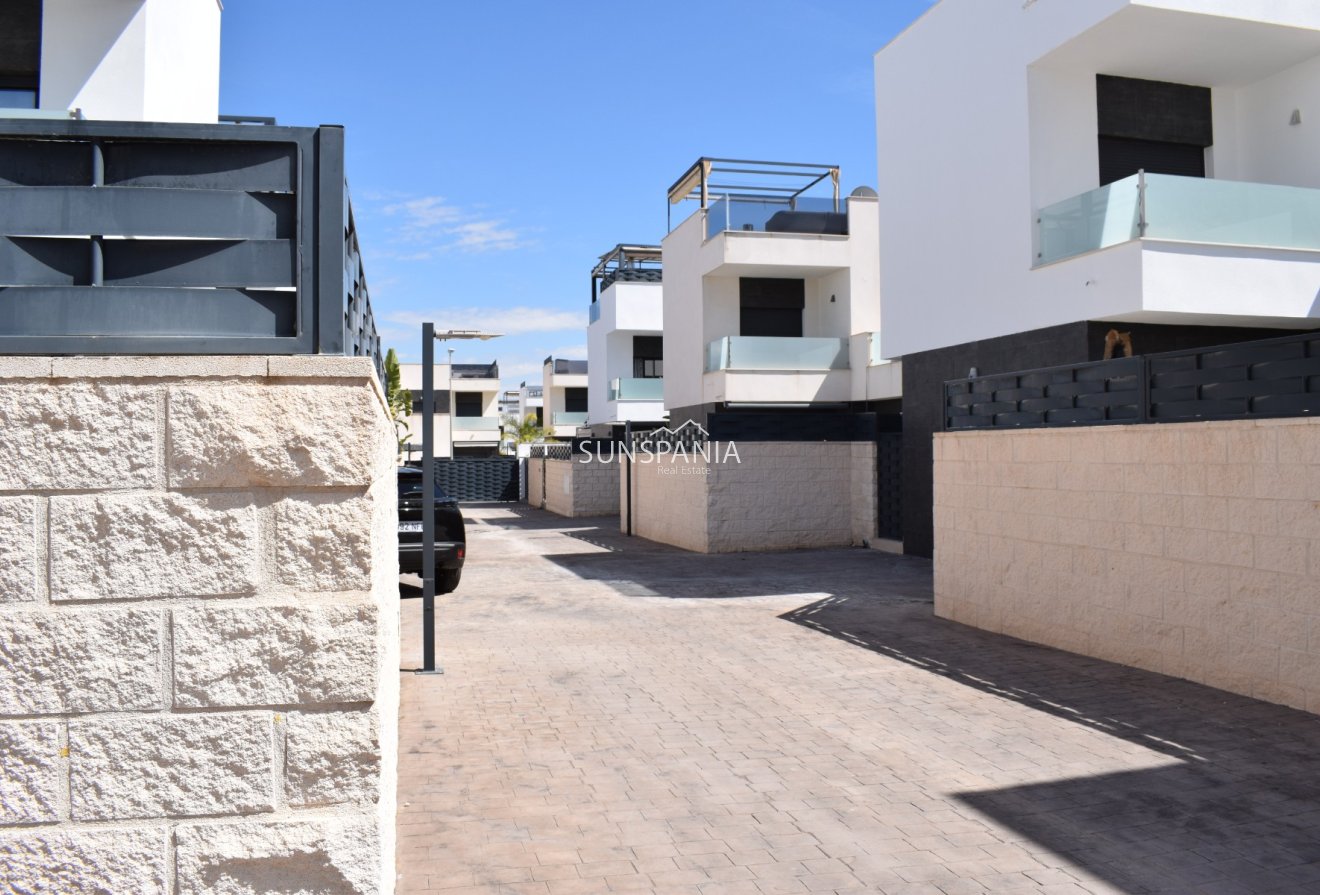 Obra nueva - Chalet -
Benijofar